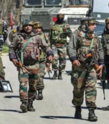 कश्मीर में सुरक्षा बलों और आतंकियों के बीच मुठभेड़ हुई