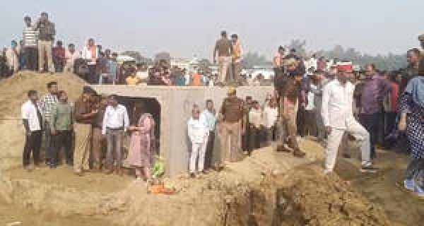 कासगंज में दर्दनाक हादसा, मिट्टी की ढाय में दबने से 4 की मौत, राहत एवं बचाव कार्य जारी 