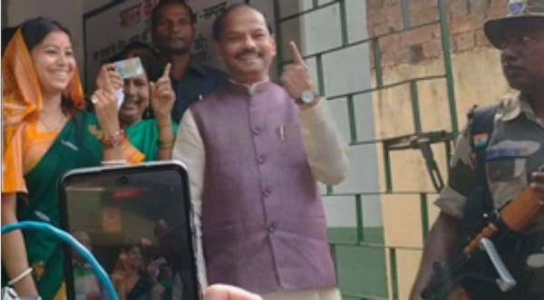 झारखंड में दो राज्यों के राज्यपालों सहित कई हस्तियों ने डाले वोट, कहा- सभी मतदाता निभाएं अपना फर्ज