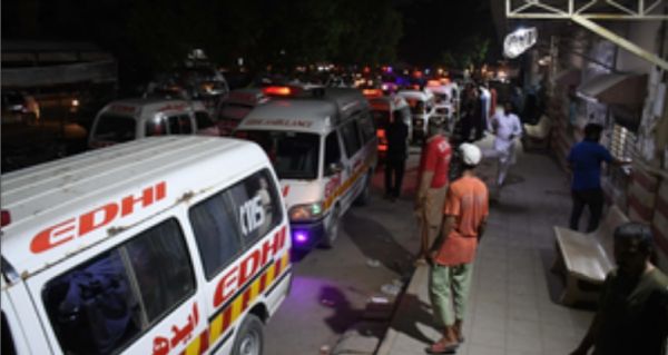 पाकिस्तान में पैसेंजर कोच के नदी में गिरने से 16 लोगों की मौत