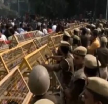 अभ्यर्थियों के बीच घुसे ‘अराजक तत्वों’ को पुलिस ने हिरासत में लिया