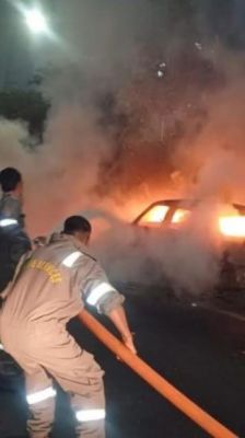 चलती कार में लगी आग, चालक ने कूदकर बचाई जान