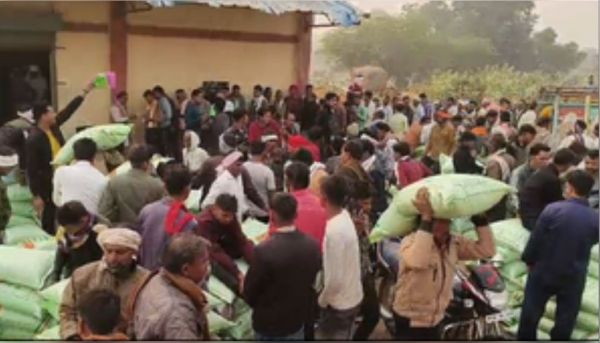 मध्य प्रदेश के शिवपुरी जिले में खाद की किल्लत, खाद गोदाम पर किसानों की लंबी कतारें