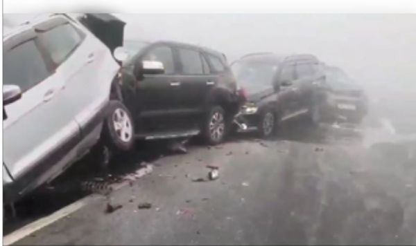 आगरा-लखनऊ एक्सप्रेसवे पर खड़ी डीसीएम से कई कारों की टक्कर, एक घायल