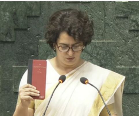 संविधान की प्रति हाथ में लेकर प्रियंका गांधी ने लोकसभा सदस्य के रूप में शपथ ली