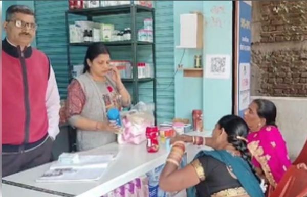 जमशेदपुर के लोगों के लिए वरदान बना जन औषधि केंद्र, सस्ती दवाइयां खरीद रहे लोग 