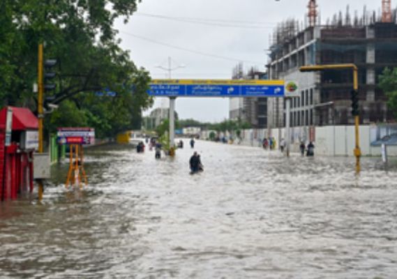 चक्रवात फेंगल : पुडुचेरी में सेना और एनडीआरएफ का बचाव अभियान जारी, चेन्नई एयरपोर्ट खुला 