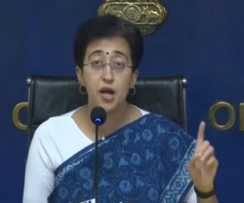 नेब सराय में हुए ट्रिपल मर्डर मामले में दिल्ली की मुख्यमंत्री आतिशी ने केंद्र पर कसा तंज
