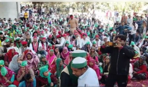 महापंचायत में लगातार बढ़ रही है भीड़, किसानों का आरोप- पुलिस पहुंचने नहीं दे रही है 