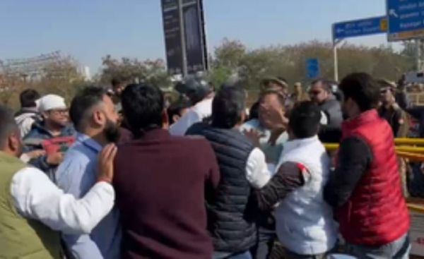 जाम से परेशान लोगों ने लगाए राहुल मुर्दाबाद के नारे, समर्थकों ने पीटा 