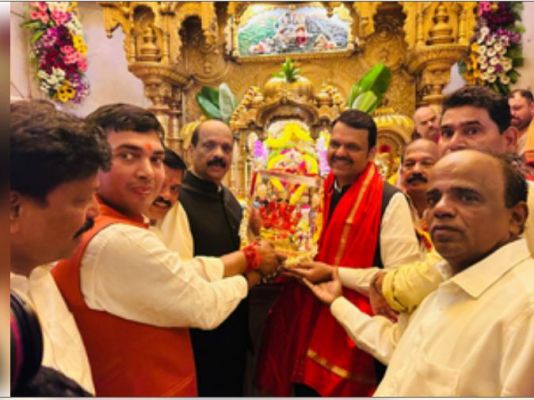 महाराष्ट्र: शपथ ग्रहण से पहले देवेंद्र फडणवीस सिद्धिविनायक मंदिर पहुंचे, लिया आशीर्वाद 