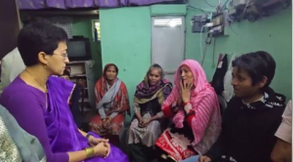 छात्र की मौत पर उसके परिजनों से मिलने पहुंची सीएम आतिशी, सरकारी मदद का दिया भरोसा 