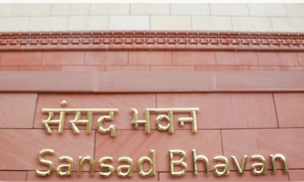 राज्यसभा में सीट नंबर 222 से मिली 500 रुपये के नोटों की गड्डी, सदन में हंगामा  