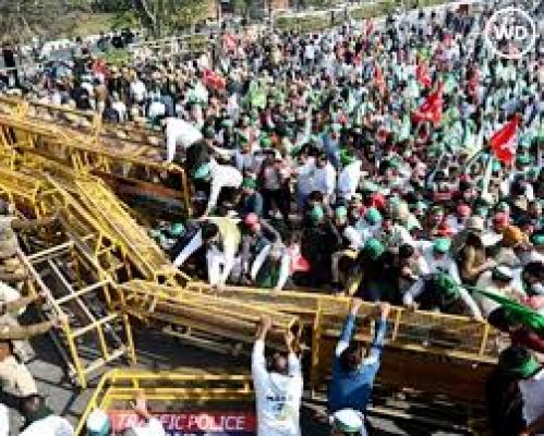 दिल्ली चलो मार्च: किसानों को अवरोधक लगाकर रोका गया, पुलिस ने आंसू गैस के गोले छोड़े