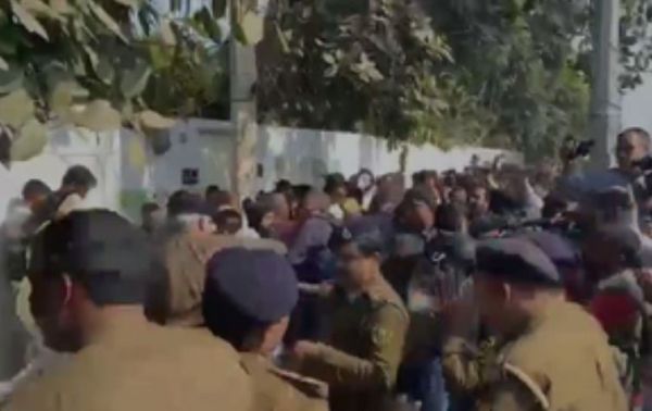 बिहार : बीपीएससी कार्यालय के बाहर छात्रों का विरोध-प्रदर्शन, पुलिस ने किया लाठीचार्ज 