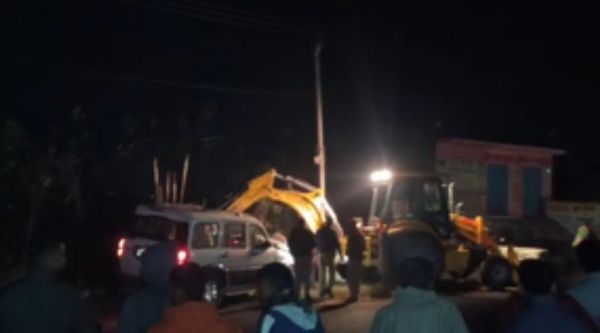 अमरोहा में कार ने बाइक सवार दो भाईयों को टक्कर मारी, एक युवक की मौत 