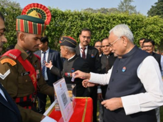 सीएम नीतीश ने सशस्त्र सेना झंडा दिवस पर की सैनिकों के कल्याण एवं पुनर्वास के लिए अंशदान करने की अपील 