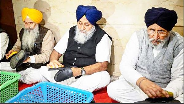 सुखबीर बादल ने पंजाब के फतेहगढ़ साहिब गुरुद्वारे में सेवा दी