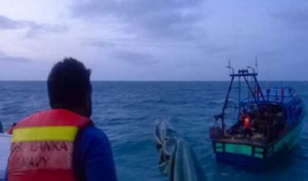 श्रीलंकाई नौसेना ने 8 तमिलनाडु मछुआरों को किया गिरफ्तार, दो नाव भी जब्त 