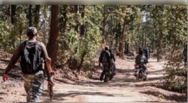 झारखंड के चाईबासा में नक्सलियों के खिलाफ ग्रामीणों ने छेड़ी जंग, कमांडर सहित दो नक्सलियों की पीट-पीट कर हत्या 