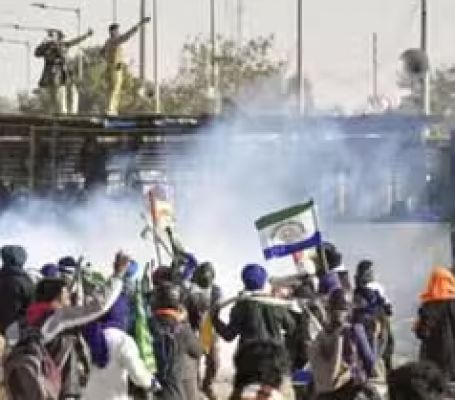 हरियाणा पुलिस ने शंभू बॉर्डर पर किसानों के मार्च को रोकने के लिए आंसू गैस के गोले दागे