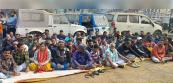 साहिबगंज के तीनपहाड़ में कारोबारी की हत्या के खिलाफ प्रदर्शन 