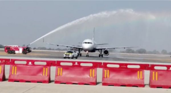 नोएडा इंटरनेशनल एयरपोर्ट पर ट्रायल लैंडिंग रही सफल, वॉटर कैनन ने दी सलामी 