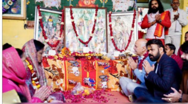 मनीष सिसोदिया ने मंदिर में हनुमान चालीसा का पाठ कर किया चुनाव प्रचार का आगाज, दरगाह और गुरुद्वारे में भी टेका मत्था 
