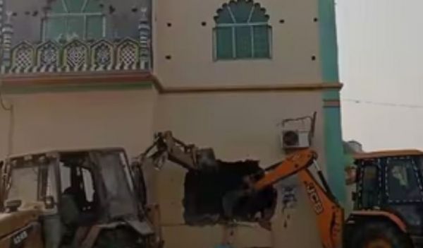 यूपी के फतेहपुर में नूरी मस्जिद के अतिक्रमण वाले हिस्से पर चला बुलडोजर 
