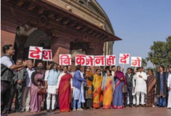 विपक्षी सांसदों ने अदाणी मामले पर ‘देश नहीं बिकने देंगे’ के बैनर के साथ प्रदर्शन किया