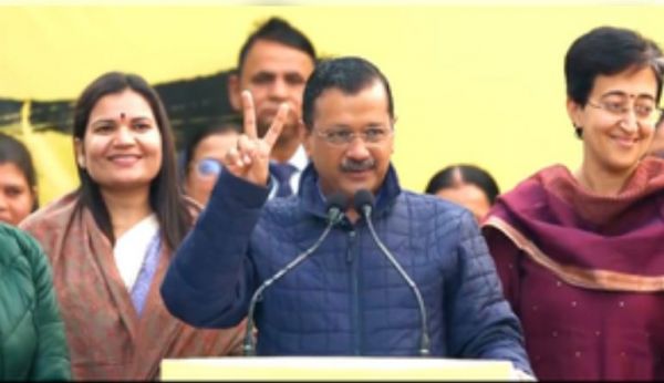 केजरीवाल ने की महिलाओं के लिए बड़ी घोषणा, चुनाव के बाद खाते में हर महीने आएंगे 2,100 रुपये