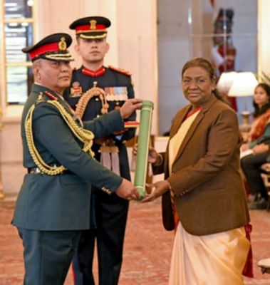 राष्ट्रपति ने नेपाल के सेनाध्यक्ष को भारतीय सेना के जनरल की मानद रैंक से सम्मानित किया 