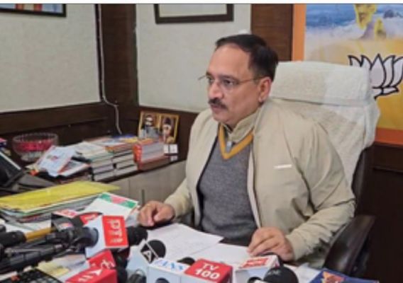 वीरेंद्र सचदेवा ने केजरीवाल की महिलाओं के लिए घोषणा को झूठी करार दिया, बताया शातिर खिलाड़ी 