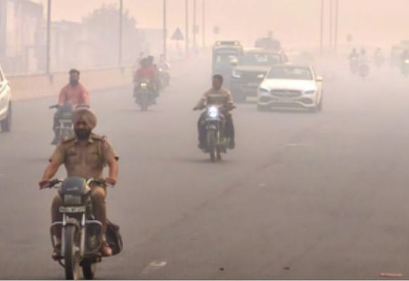 दिल्ली में गिरा पारा, बढ़ी ठंड, कोहरे और शीतलहर को लेकर अलर्ट 