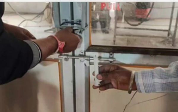 झाबुआ की फैक्ट्री से एक्सपायरी डेट की पानी की बोतल बरामद 