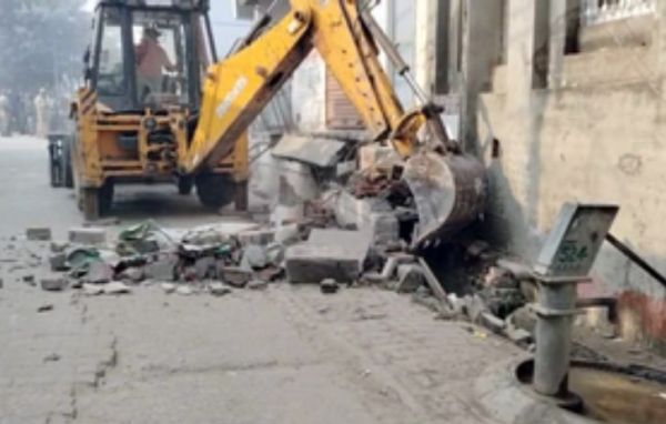 संभल में अतिक्रमण के खिलाफ चला बुलडोजर 