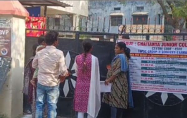 तेलंगाना : ग्रुप-2 परीक्षा में एक मिनट की देरी पर गर्भवती समेत कई अभ्यार्थियों को नहीं दी गई एंट्री 