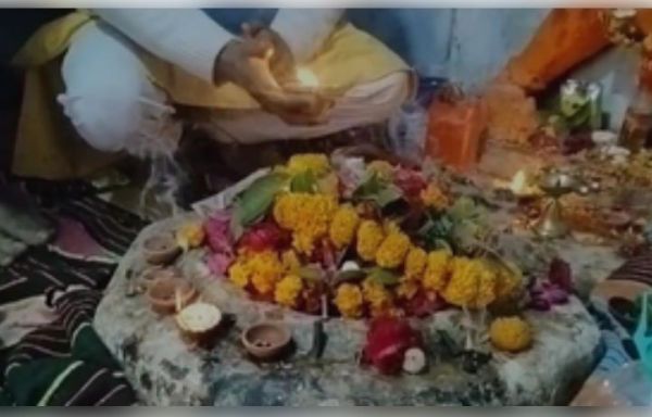 संभल में मिले मंदिर में तीसरे दिन की गई पूजा-अर्चना, भक्तों की उमड़ी भीड़