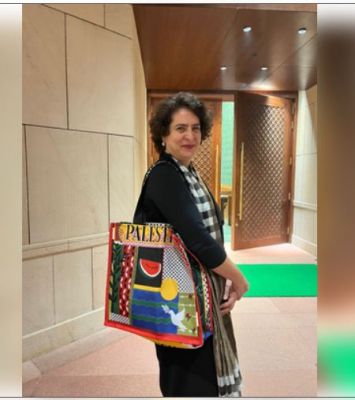'फिलिस्तीन' लिखा हैंडबैग लेकर संसद पहुंचीं प्रियंका गांधी, फोटो वायरल 
