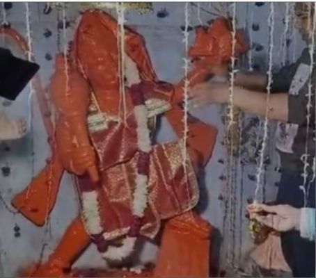 संभल में मिले मंदिर में भगवान हनुमान जी को चढ़ाया गया चोला, भक्तों की उमड़ी भीड़ 