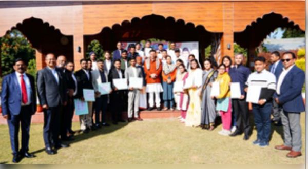 उत्तराखंड : सीएम धामी ने नवचयनित अभ्यर्थियों को बांटे नियुक्ति पत्र, दी शुभकामनाएं 