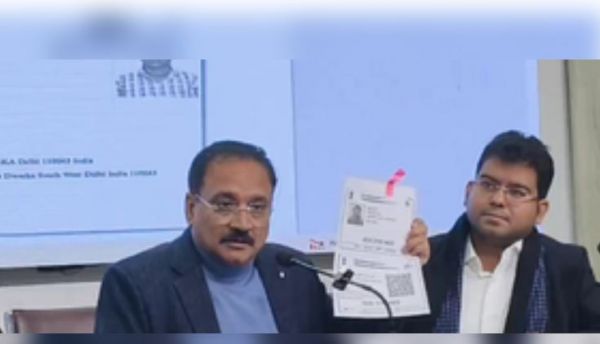 दिल्ली में नकली आधार कार्ड बनाया जा रहा है : वीरेंद्र सचदेवा 