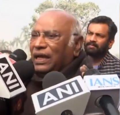 मल्लिकार्जुन खड़गे ने अमित शाह पर लगाया अंबेडकर का अपमान करने का आरोप, मांगा इस्तीफा