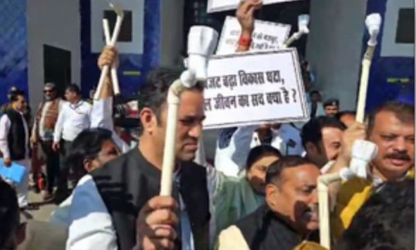 मध्य प्रदेश विधानसभा में कांग्रेस विधायक नल की टोंटी और पाइप लेकर पहुंचे 