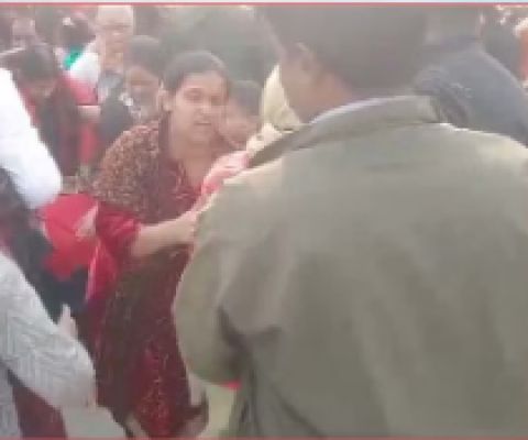 उप्र : प्रदीप मिश्रा की कथा में भारी भीड़ जुटने के कारण कुछ महिलाएं चोटिल, पुलिस का भगदड़ से इनकार