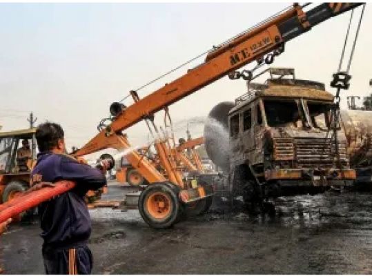 जयपुर: राष्ट्रीय राजमार्ग पर एलपीजी टैंकर सहित कई वाहन जले, आठ लोगों की मौत