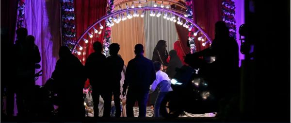 भारत: शादियों में पुरोहित से पहले जासूसों को ढूंढा जा रहा है