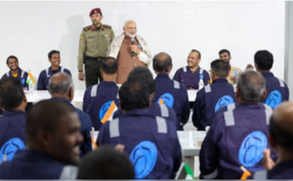 पीएम मोदी ने कुवैत में गल्फ स्पिक लेबर कैंप का किया दौरा, भारतीय श्रमिकों से की बातचीत