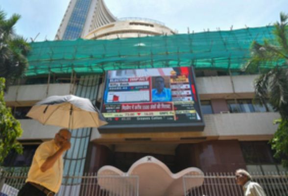 2024 में शेयर बाजार में स्मॉलकैप स्टॉक्स का रहा दबदबा, लार्जकैप से दिया 3 गुना अधिक रिटर्न