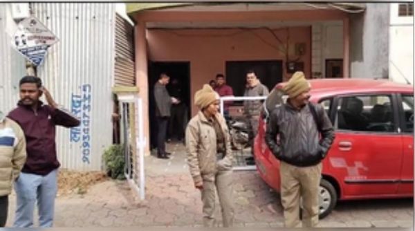 मध्य प्रदेश : इंदौर-धार में लोकायुक्त की दबिश में कर्मचारी निकाला करोड़पति